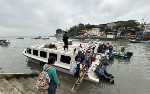 Movilidad. Comuneros de la isla Puná salen todas las mañanas en una embarcación hacia el sector de la Caraguay.