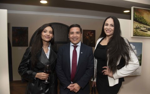 Sara Gallardo, Gerard Jumbo y Antonella Moreno.