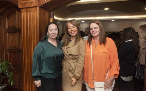 Mayte Molera, Adoración Guamán y Nerea Laucirica.