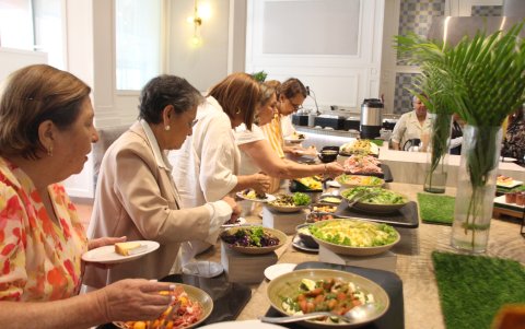 Hilton Colón La estación donde los clientes se pueden servir de bocadillos y seleccionar el té de su preferencia u otras bebidas que también hay.