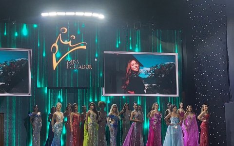Las 19 participantes de la gala se lucieron en la pasarela del malecón de Salinas
