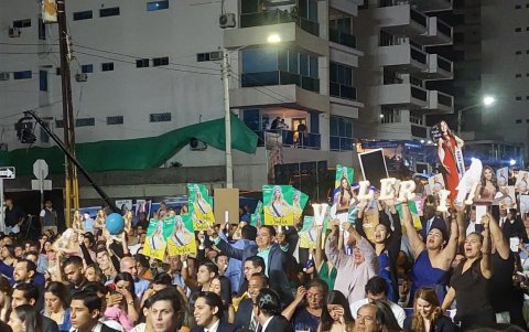 Las barras alentaron a sus favoritas durante toda la jornada de belleza