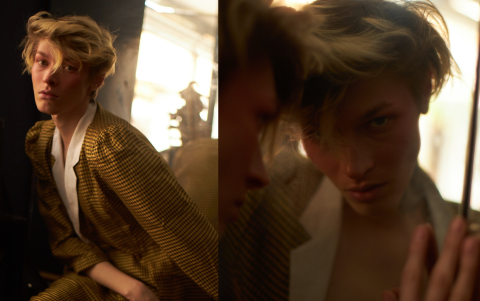 Luciendo su estilo andrógino con fuerza.