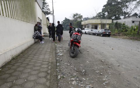 Familiares y allegados de los fallecidos llegan a la morgue de Santo Domingo en busca de información.