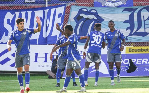 La celebración de Emelec en el Bellavista, el gol de Jaime Ayoví daba los 3 puntos.