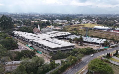 En la vía Arrayanes se levanta la plaza comercial La Gruta. Una amplia construcción, próxima a la iglesia, que incluye parqueaderos.