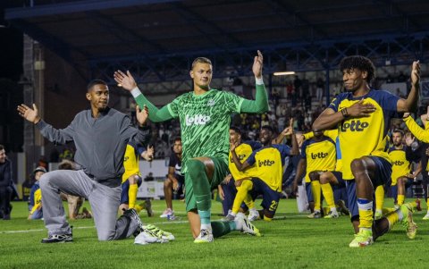 Kevin Rodríguez (d), junto a sus compañeros, agradecen  la hinchada en las gradas.