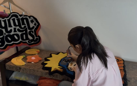 El tufting combina diseño, ritmo y textura. Cada pieza es un lienzo táctil donde el hilo dibuja emociones.