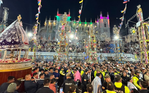 Durante este trayecto de aproximadamente 75 kilómetros la Virgen usa diversos vestuarios, cada uno con un significado