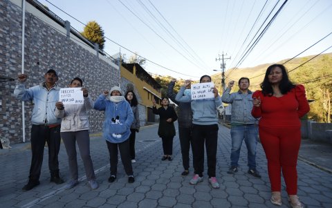 Con pancartas, moradores pidieron que se eliminen los cobros excesivos en sus impuestos. Dicen que el tramo intervenido no representa esos valores