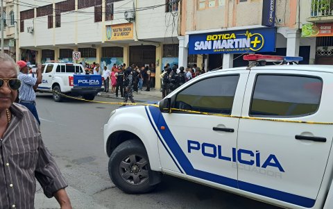 El asesinato de Édgar Aguayo se produjo en el interior de su farmacia, ubicada en las calles 9 de Octubre y Sucre, en el centro de Esmeraldas.
