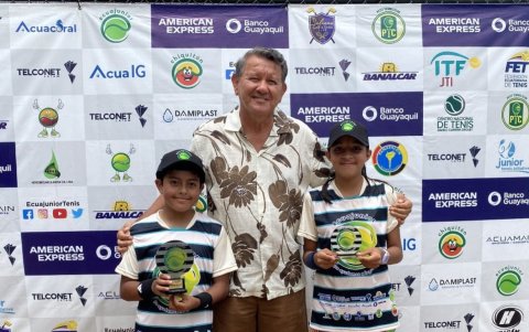 David Mayorga (i), Jonhny Saldivias y Natalia Pinargote, en la premiación de la categoría 11 años unificado