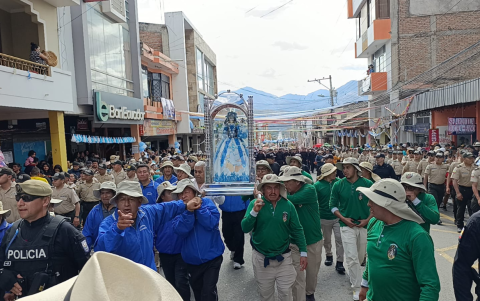 Feligreses acompañan la llegada de la Virgen del Cisne a Catamayo, en una multitudinaria muestra de fe.