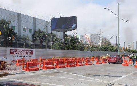 Paso elevado se encuentra suspendido por la Prefectura.