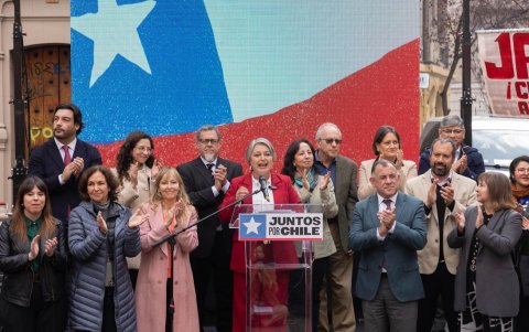La candidata presidencial de Chile, Jeannette Jara, de la Coalición Progresista de Centro-Izquierda, habla con sus partidarios durante un mitin en Santiago el 18 de agosto de 2025.