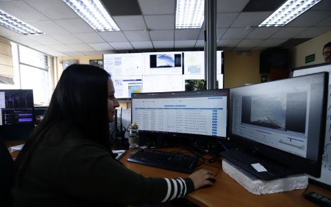 En el Instituto Geofísico se monitorea las 24 horas el volcán Cotopaxi.