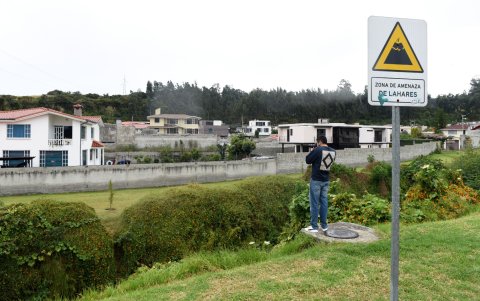 En el barrio Selva Alegre hay señalética que alerta sobre zonas de riesgo en caso de una erupción.