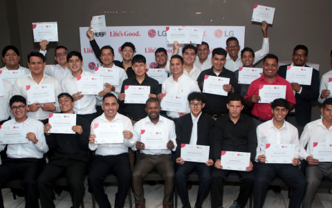 Los felices graduados muestran orgullosos sus títulos.