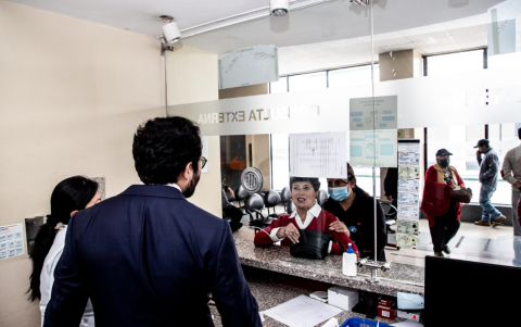 Édgar Lama (de espaldas), en la ventanilla de atención a los pacientes, en el Hospital de Riobamba, del IESS.