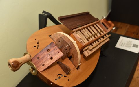 Los visitantes de la muestra ‘Construir el sonido’ pueden hacer bocetos con diseños de instrumentos que idean para construirlos, hasta el 29 de agosto.

AG-EXTERNOS