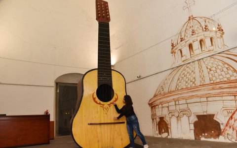 El bandolín gigante estará expuesto en Cumandá, en septiembre. Antes de Quito estuvo en Cuenca y en Gualaceo. Volverá a Azuay en mayo de 2026.

AG-EXTERNOS