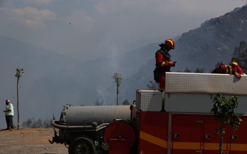 Efectivos de la Unidad Militar de Emergencis (UME) trabajan en las labores de extinción del fuego en la parroquia de Bendollo (Quiroga).
