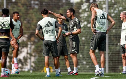 El DT español Xabi Alonso (c) debutará como entrenador blanco en LaLiga española.