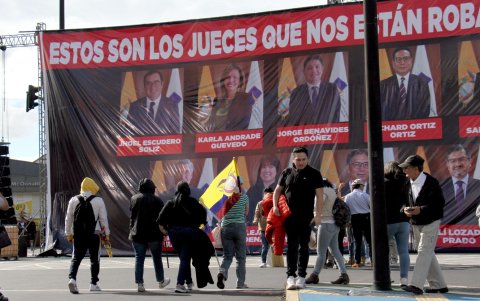 El pasado 12 de agosto instalaron unas vallas con los jueces de la Corte Constitucional.