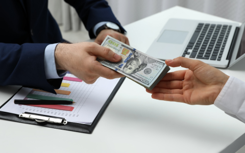 Trabajadores en Ecuador pueden solicitar el bono de desempleo del IESS tras ser despedidos.