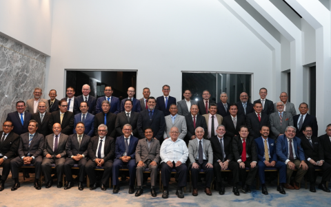 Más de un centenar de asistentes, entre exalumnos, esposas y docentes invitados, se reencontraron en una velada llena de recuerdos y camaradería.