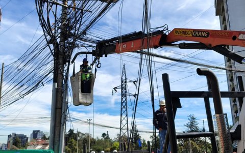 Este 19 de agosto se retiraron los cables aéreos en la av. República y Eloy Alfaro, en el norte de Quito.