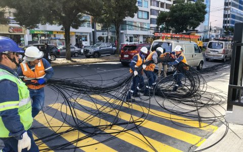 Personal de la Epmmop es el encargo de cortar los cables, mientras la empresa operadora a cargo debe retirarlos.