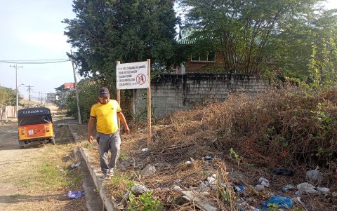 Abandono. En el vecindario sobra la maleza y faltan veredas.
