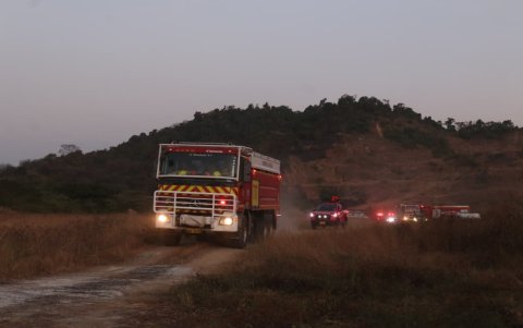 Los bomberos se retiraron de cerro Colorado tras controlar el incendio forestal.