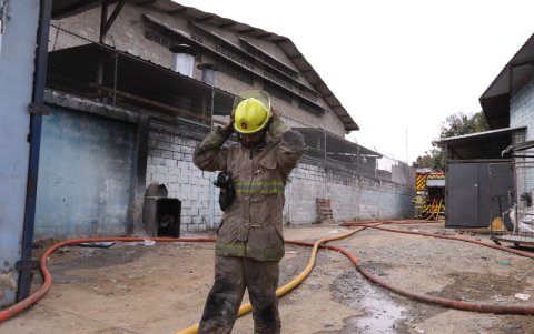 Una densa columna de humo se elevó desde el incendio en la zona industrial de Pascuales.