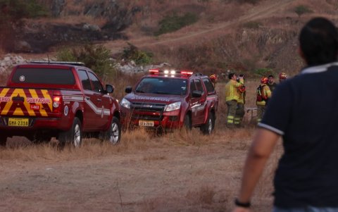 Unidades del Cuerpo de Bomberos controlaron el fuego en el cerro Colorado, al norte de Guayaquil.