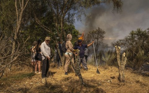 Varios vecinos preparados para combatir el fuego en Oímbra (Ourense).
