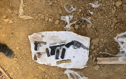 Estas fueron las armas que estaban enterradas en el patio de la casa.