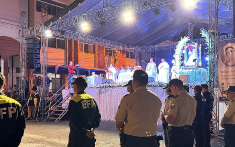 Devotos acompañan a la Virgen de El Cisne en su último tramo desde Catamayo hasta Loja, en una jornada marcada por la fe y la tradición.