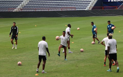 Christian Cueva (c) destaca como atacante en Emelec.