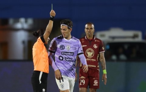 Edina Alves fue la árbitra que dirigió el duelo entre Mushuc Runa e IDV.