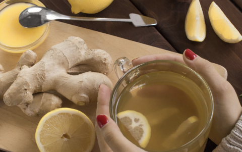 Infusiones de jengibre y menta, compresas frías y técnicas de relajación son aliados naturales contra el dolor de cabeza.