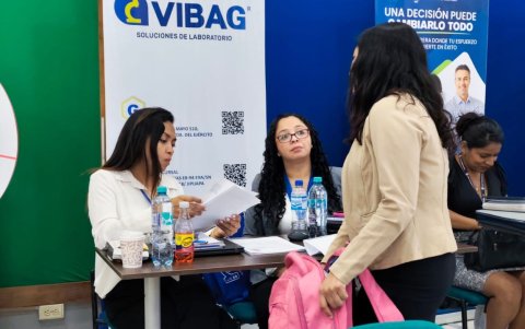 Estudiantes y público en general entregaron sus hojas de vida a varias empresas que proponían distintos puestos laborales.