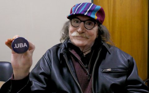 Charly García posando para las cámaras en la Universidad de Buenos Aires después de haber obtenido su título.