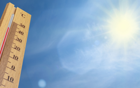 Durante las olas de calor,  adultos mayores permanecen en casa con ventiladores o cortinas cerradas, pero no siempre es suficiente.