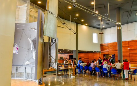 Un taller de fotografía para adultos mayores se realizó este 20 de agosto de 2025 en el lobby del MAAC.