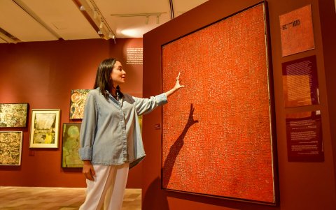 Romina Muñoz, titular del Ministerio de Cultura (que será absorbido por el de Educación), durante su recorrido por una de las exposiciones temporales del MAAC.