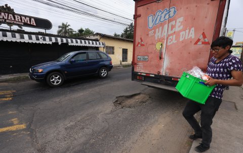 Vecinos de Buena Esperanza, en Tumbaco, denuncian huecos que crecen por falta de mantenimiento vial.