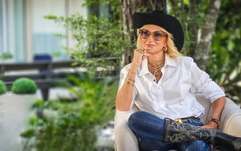 La periodista Adela Micha fue directa con Nodal: “¿No te imaginas a ti amando a otra mujer en este momento de tu vida?”. La pausa del cantante se volvió histórica.