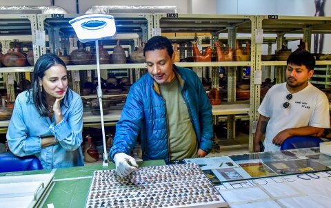 Romina Muñoz, titular del Ministerio de Cultura (que será absorbido por el de Educación), durante un recorrido por la reserva arqueológica del MAAC.